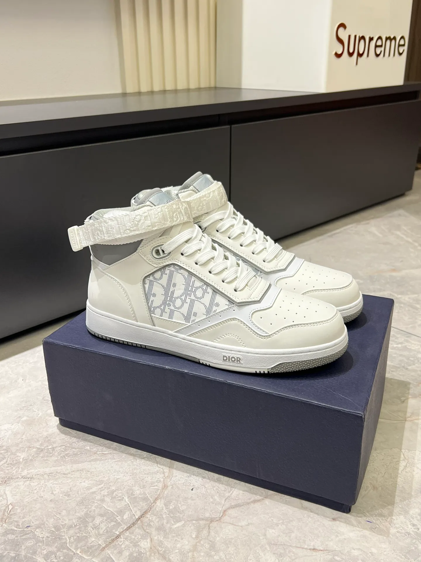 Men's shoes 💰p460 "Dio*" mid-top B27 casual sneakers. This B27 high-top sneaker is a new product in the series and continues Di*r's classic style. Crafted from gray and white smooth calf leather with beige and black Oblique print panels on the sides. The "CD Icon" shaped shoelace eyelets are clever and delicate, and the two-color rubber sole, rear collar and heel are all equipped with the brand's iconic details to enhance the style. Oblique printed straps at the ankle allow for an adjustable fit to complement the overall design. Fashionable and versatile, it can complement any look. Create an exquisite design with unique dynamic vitality and modern atmosphere, presented in low-top and high-top styles. This new must-have shoe adds a new dimension to Dior's archive heritage, embodying modern elegance. Purchase the original version and make it 1:1. If you need top quality, please come to me! Male 38-44!